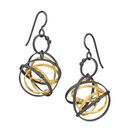 Mixed Mobius Loop Earring 

22K gold vermeil, silver OX
ERDR37-G-OX