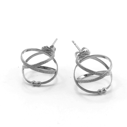 Mobius Post Earring
 
Oxidized sterling silver
ERPS18-OX
