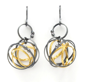 Mixed Mobius Loop Earring
22K gold vermeil, silver OX
ERDR37-G-OX Mixed Mobius Loop Earring
22K gold vermeil, silver OX
ERDR37-G-OX
